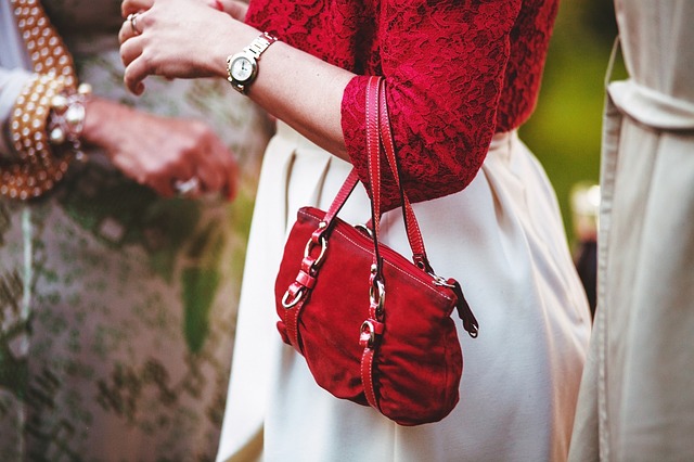 žena s červenou kabelkou přes ruku