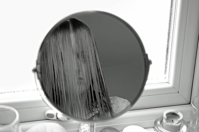 dívka před zrcadlem plná pochybností.jpg
